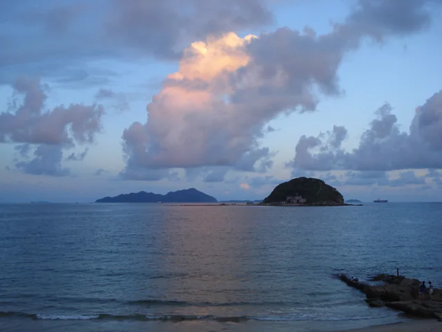 Nubes iluminadas por el atardecer sobre el mar y las islas frente a Xichong