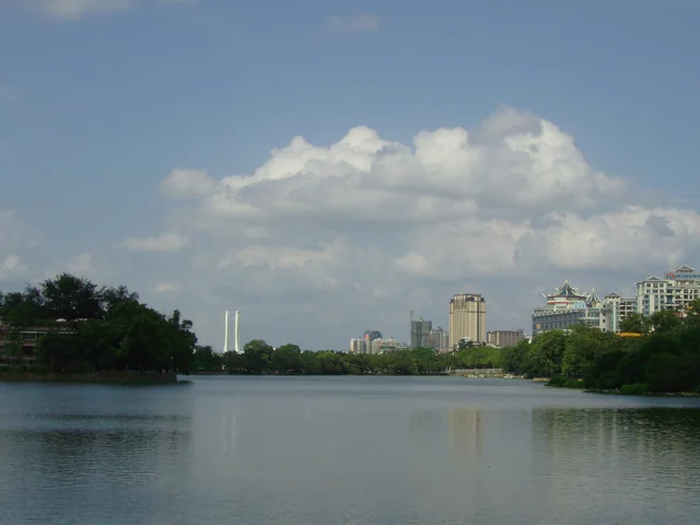 El agua, los árboles y los edificios lejanos junto al Lago del Oeste de Huizhou