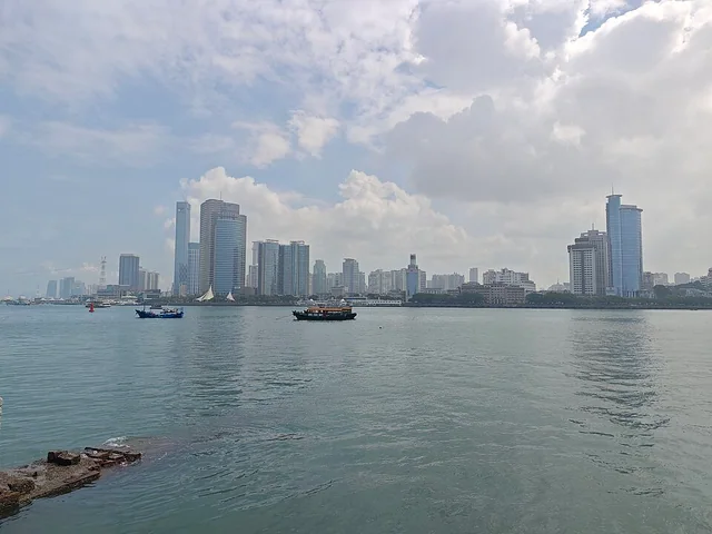 La costa de la terminal de ferris y el paisaje urbano de Xiamen vistos desde Gulangyu