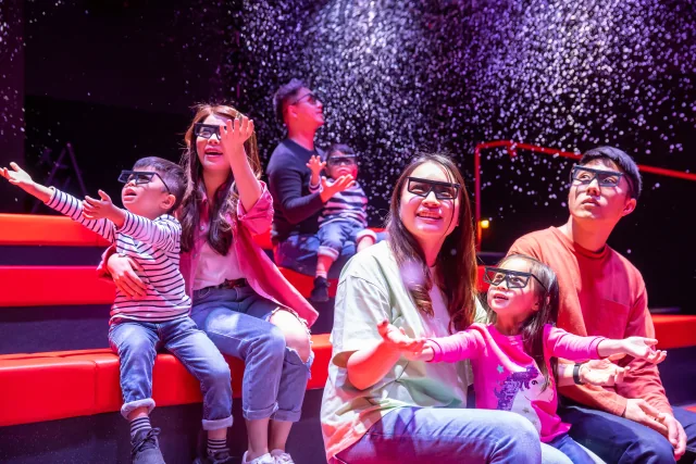 Familias con gafas de cine durante la experiencia LEGO 4D
