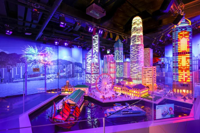 Maquetas LEGO iluminadas de los rascacielos, la noria y el puerto de Hong Kong en MINILAND